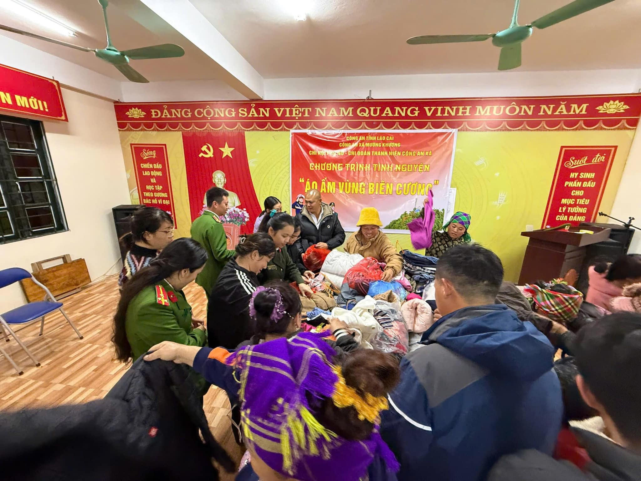 Áo ấm về bản, nghĩa tình lan tỏa nơi biên cương Mường Khương 3 603950238 1191217586535883 5766652538197323057 n