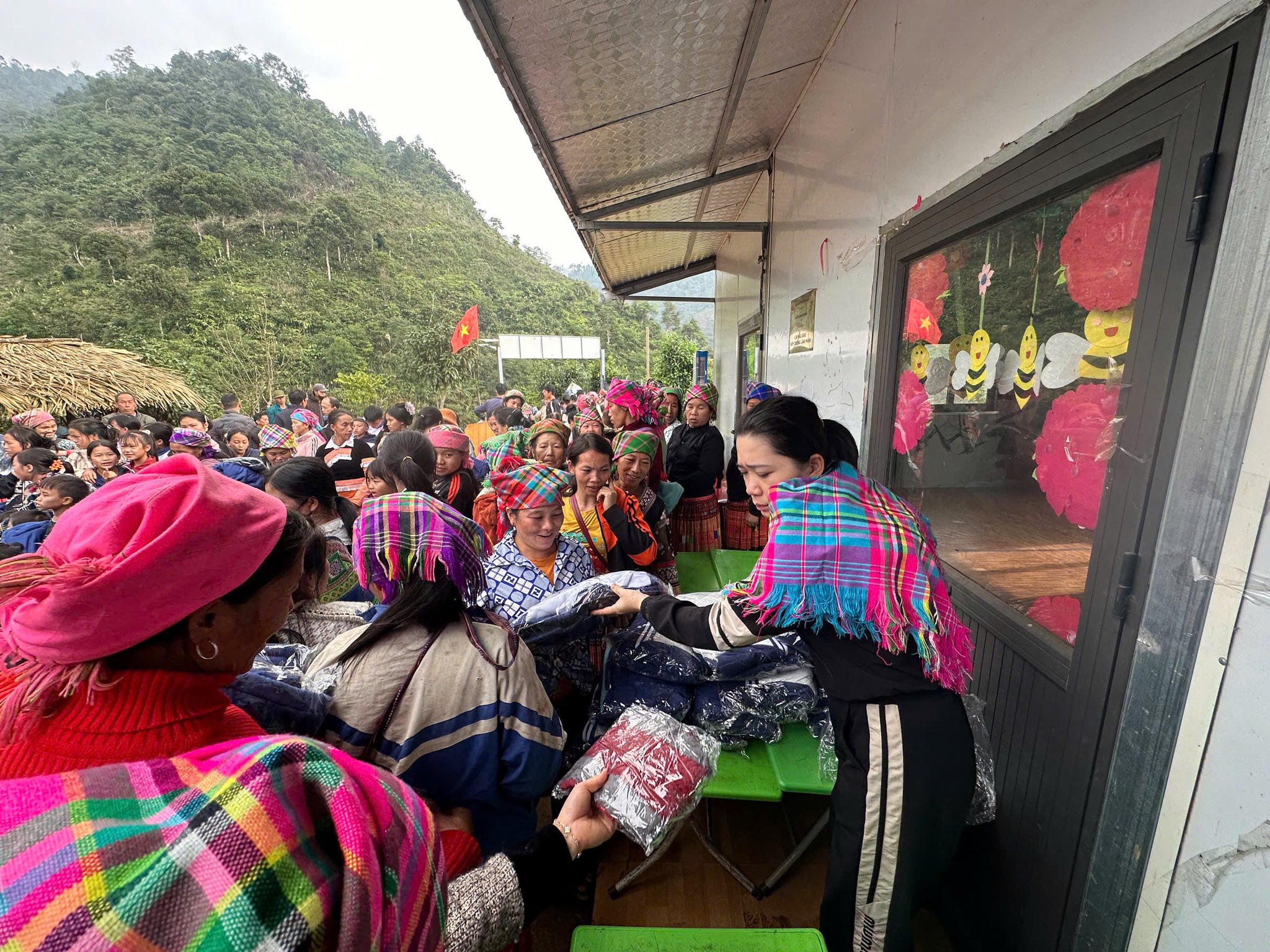 Khi yêu thương về bản – ấm áp một mùa đông nơi núi cao Sơn Lương 8 604521529 1262610912570166 9198446685899113967 n