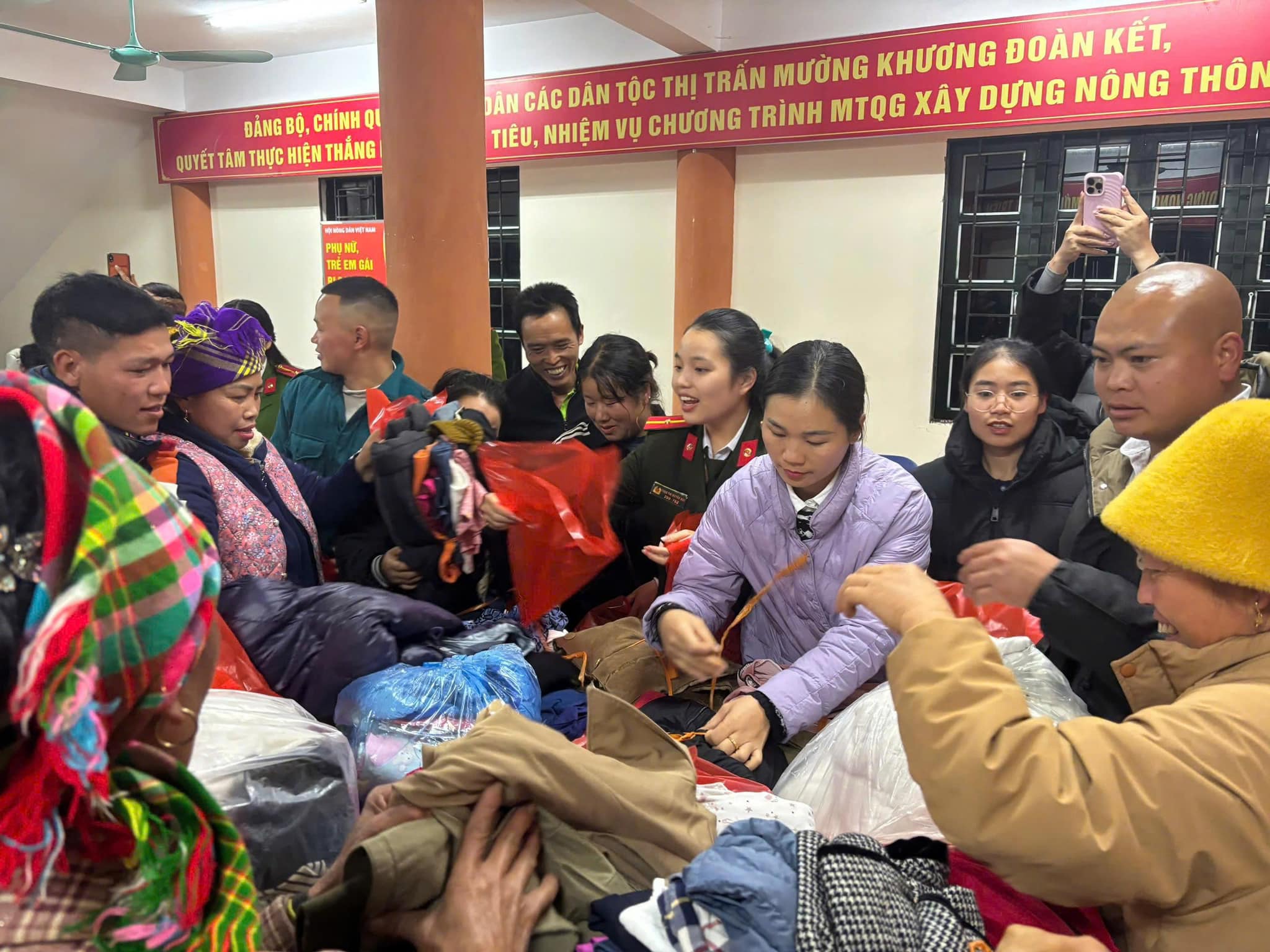 Áo ấm về bản, nghĩa tình lan tỏa nơi biên cương Mường Khương 2 605633681 1191217346535907 7261324757662949172 n