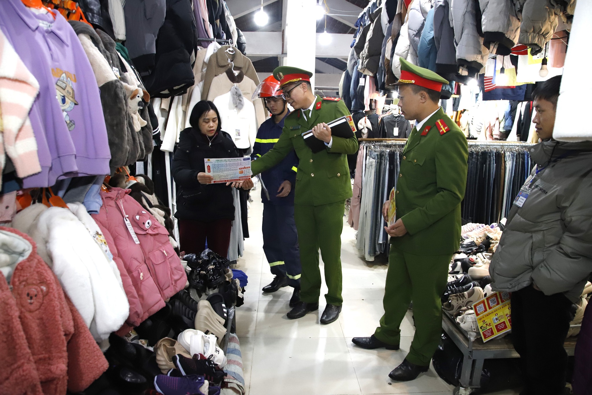 Giữ bình yên mùa lễ hội: Lào Cai tăng cường phòng cháy tại chợ Sa Pa trước Tết 2026 5 605741840 1409067951229266 5071082089069908219 n