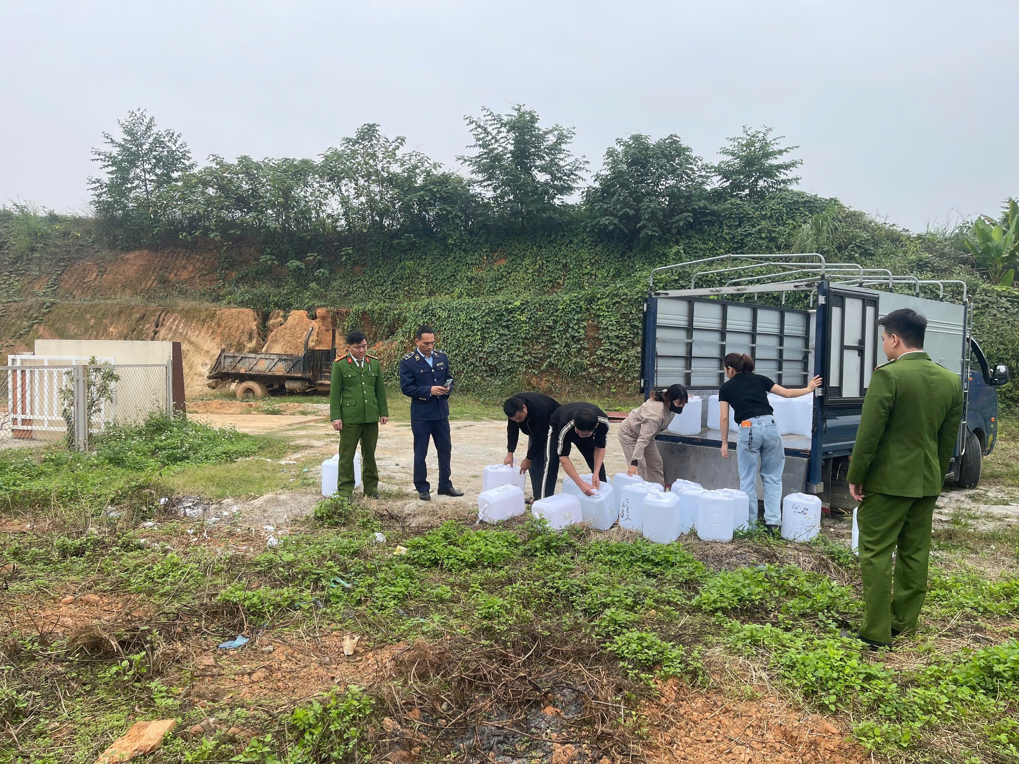 Lào Cai: Phát hiện, tiêu hủy 1.000 lít rượu không rõ nguồn gốc tại xã Gia Phú 2 607712658 122285077478223981 6463641083029357676 n