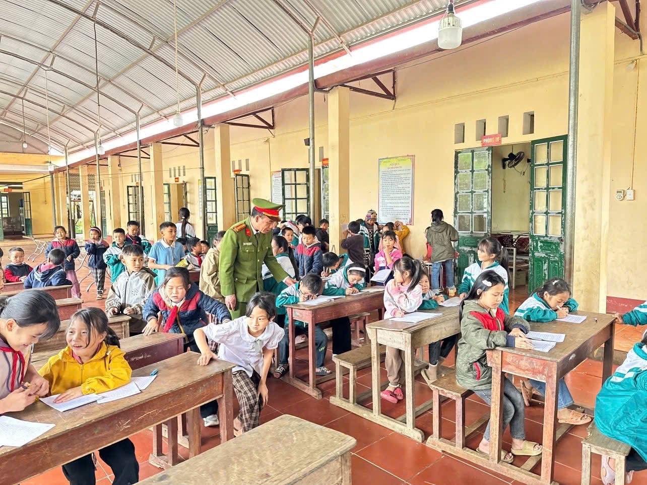 Lan tỏa yêu thương nơi non cao: Công an xã Văn Bàn khảo sát, thực hiện hai công trình thiết thực cho học sinh bán trú 6 802F84E8 C061 4697 A2D8 B8D2A175FB64