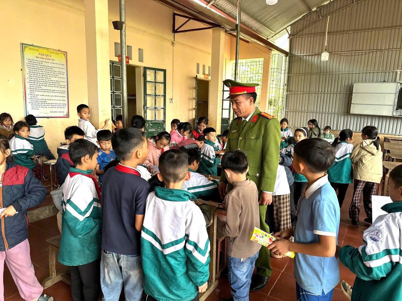 Lan tỏa yêu thương nơi non cao: Công an xã Văn Bàn khảo sát, thực hiện hai công trình thiết thực cho học sinh bán trú 2 94D2DD0C D1E9 48F1 90FB 19BE1E13C9BE