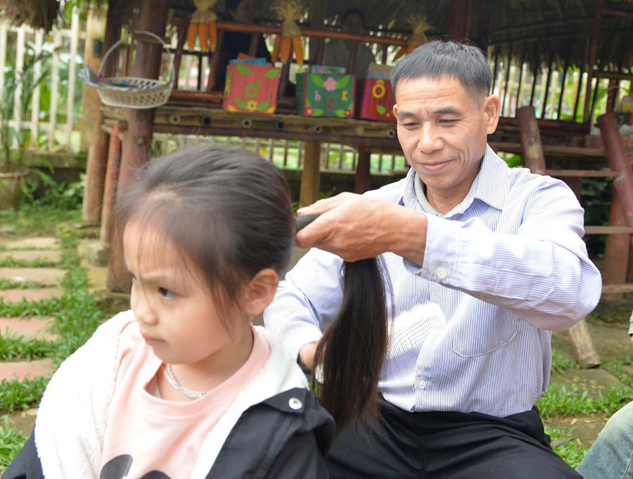 Thầy Hà Văn Anh - Trường Mầm non Kỳ Tân tận tình chăm sóc học trò của mình.