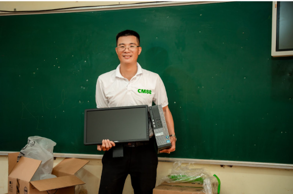 CM88 Và Hành Trình Trao Đi Yêu Thương Giữa Núi Rừng Đắk Lắk 3 Bộ máy tính giúp hỗ trợ học tập cho các em