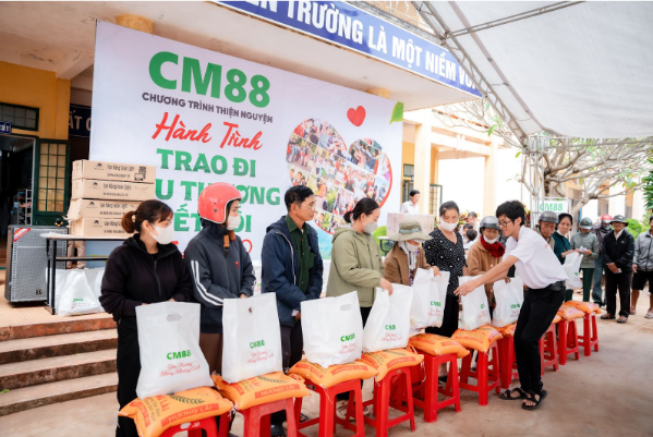 CM88 Và Hành Trình Trao Đi Yêu Thương Giữa Núi Rừng Đắk Lắk 4 Nhiều phần quà được trao cho bà con khó khăn