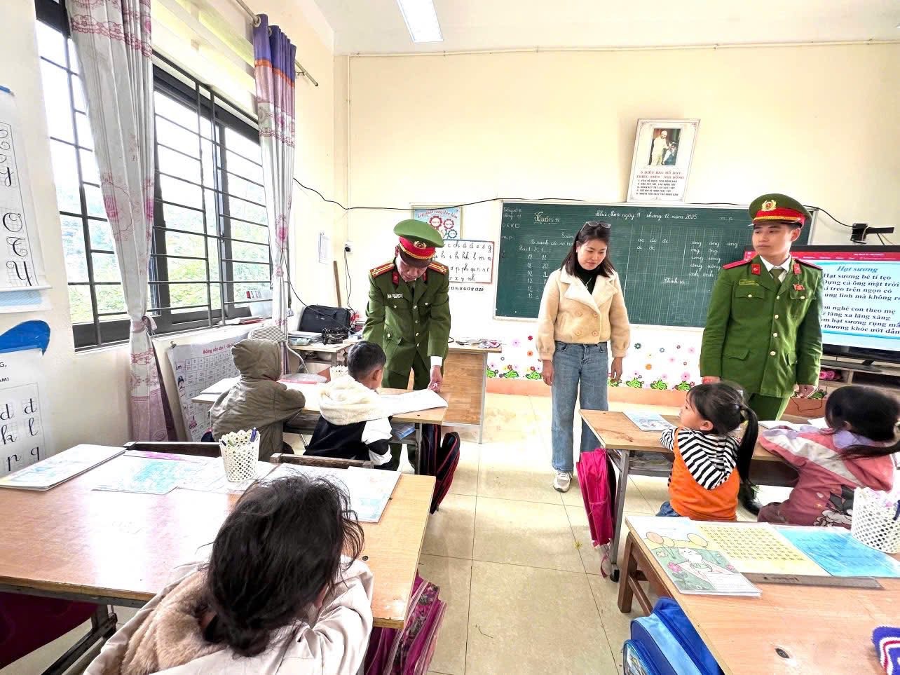 Lan tỏa yêu thương nơi non cao: Công an xã Văn Bàn khảo sát, thực hiện hai công trình thiết thực cho học sinh bán trú 8 BF61F49A ABF7 4BD1 802B 67FF9C206B16