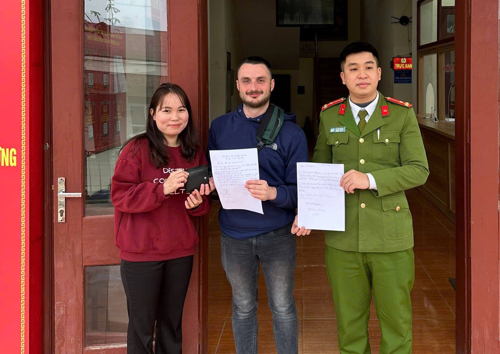 Chi La Thi Xanh ban giao tai san cho du khach tai tru so Cong an phuong Sa Pa