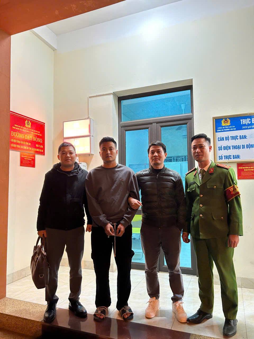 Công an phường Lào Cai rà soát địa bàn, bắt giữ đối tượng đang bị truy tìm 1 Cong an phuong Lao Cai ban giao doi tuong Nguyen Van Thai cho Cong an thanh pho Ha Noi