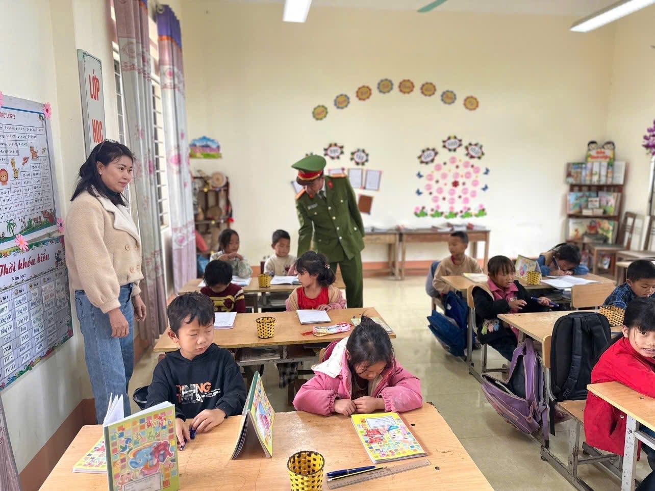 Lan tỏa yêu thương nơi non cao: Công an xã Văn Bàn khảo sát, thực hiện hai công trình thiết thực cho học sinh bán trú 5 F31AEF4C 490C 461E 87F1 BCA0731D2320