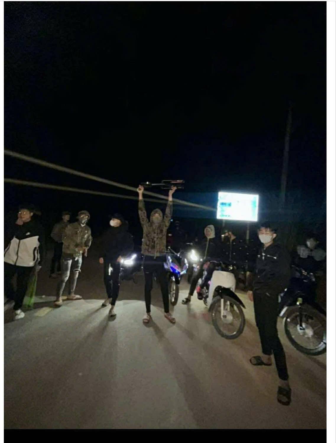 Công an xã Bảo Hà xử lý nhóm thanh thiếu niên tụ tập gây mất trật tự, sử dụng súng cao su quay clip đăng mạng xã hội 1 Hinh anh duoc cat tu video cac doi tuong dang len mang xa hoi