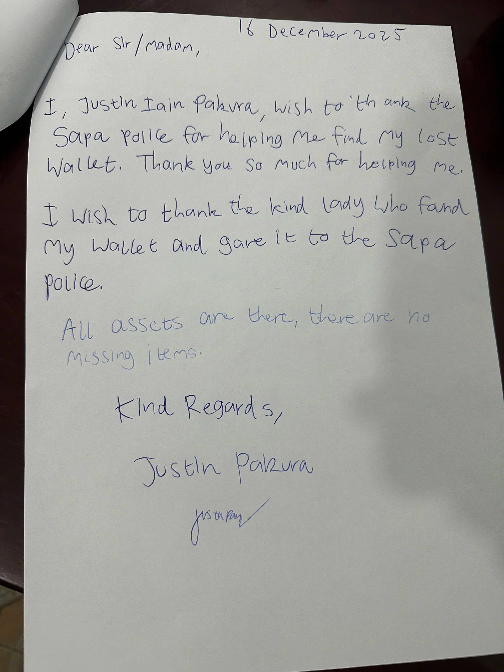 Công an phường Sa Pa giúp du khách nước ngoài tìm lại tài sản thất lạc 2 Nhung loi cam on chan thanh cua du khach gui den cong dan va Cong an Phuong Sa Pa