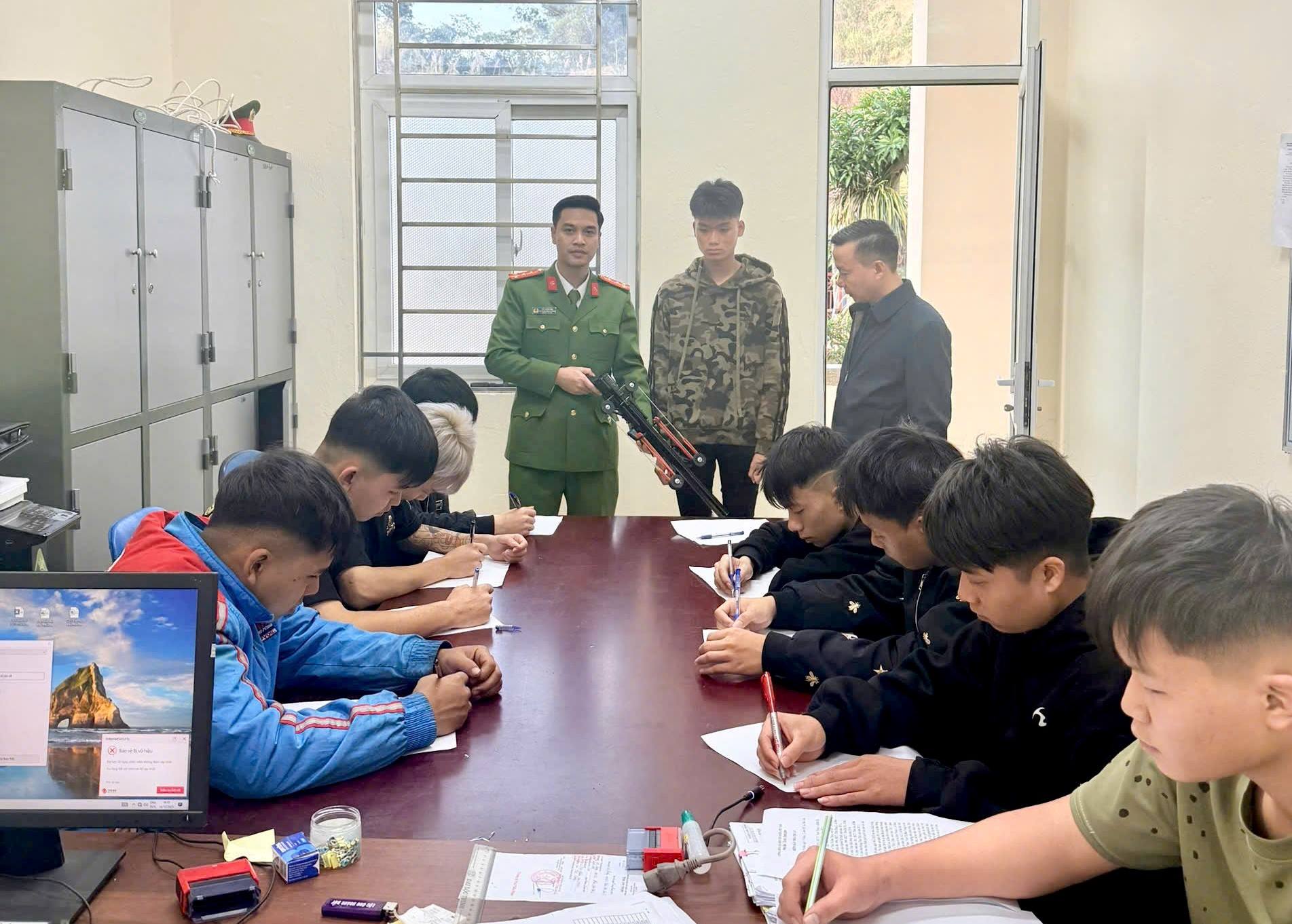 Công an xã Bảo Hà xử lý nhóm thanh thiếu niên tụ tập gây mất trật tự, sử dụng súng cao su quay clip đăng mạng xã hội 4 Pham Trong Tu dung giua cung tang vat bi thu giu tai tru so Cong an xa Bao Ha