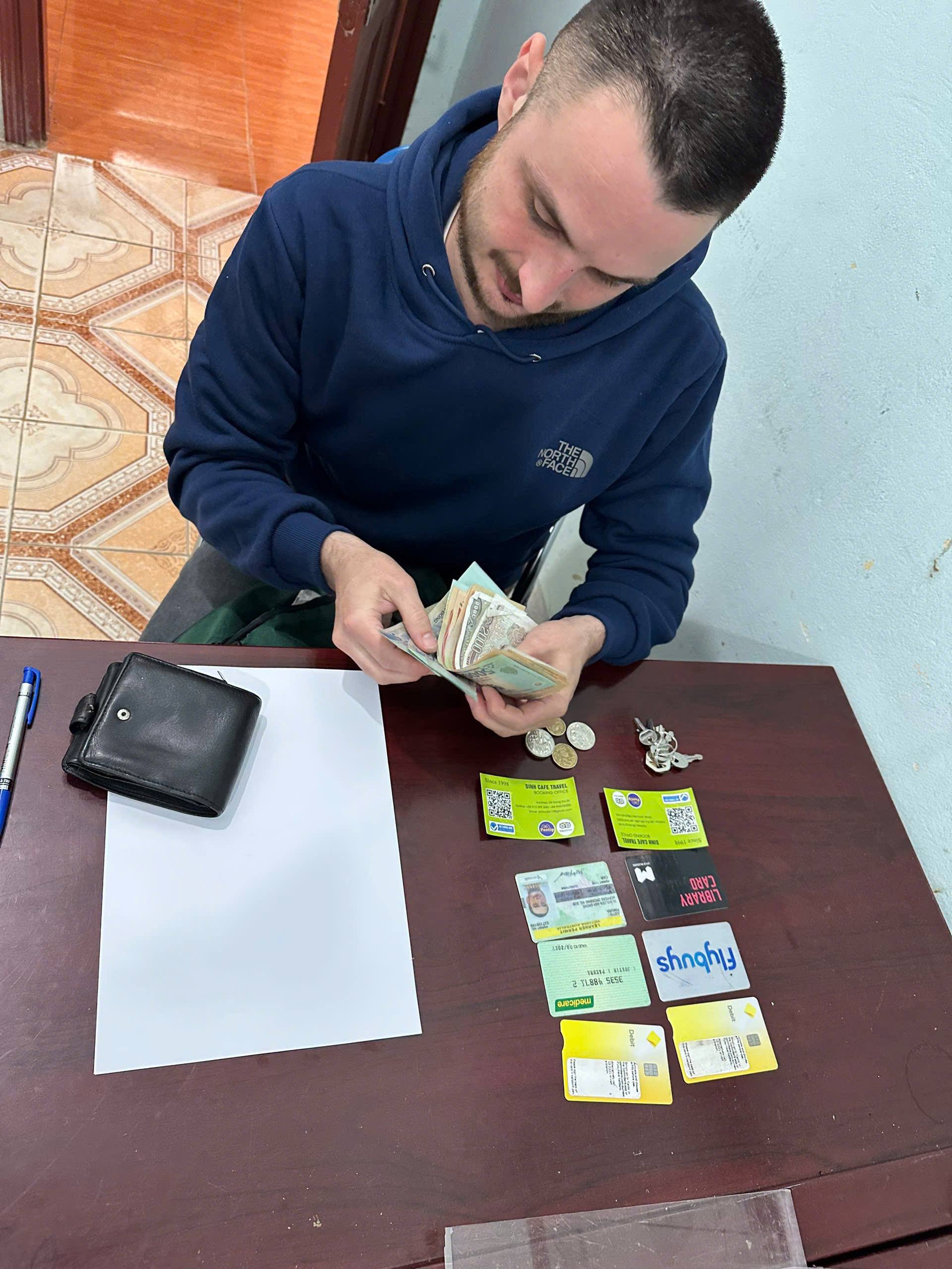 Công an phường Sa Pa giúp du khách nước ngoài tìm lại tài sản thất lạc 3 anh JUSTIN IAIN PAKURA vui mung khi thay toan bo tai san va giay to cua minh con nguyen ven