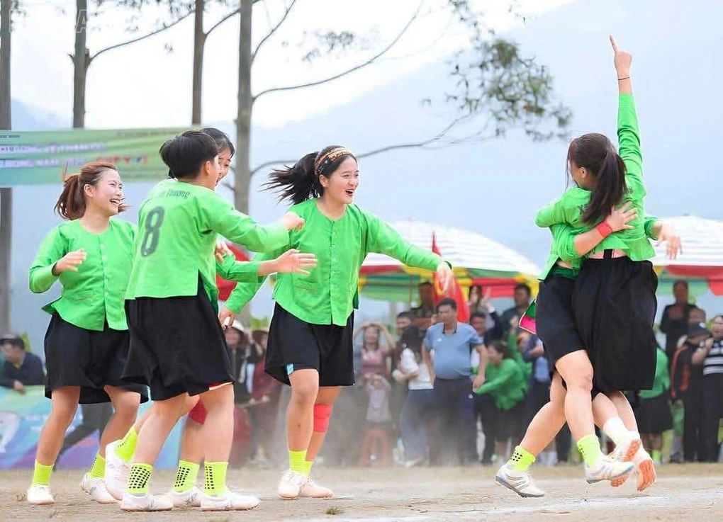 Nhan sắc tuổi 17 của Hoa khôi giải bóng đá dân tộc 1 Phương Thủy và bố mẹ trong lễ mừng công khao chức vô địch. Ảnh CAX Lâm Thượng