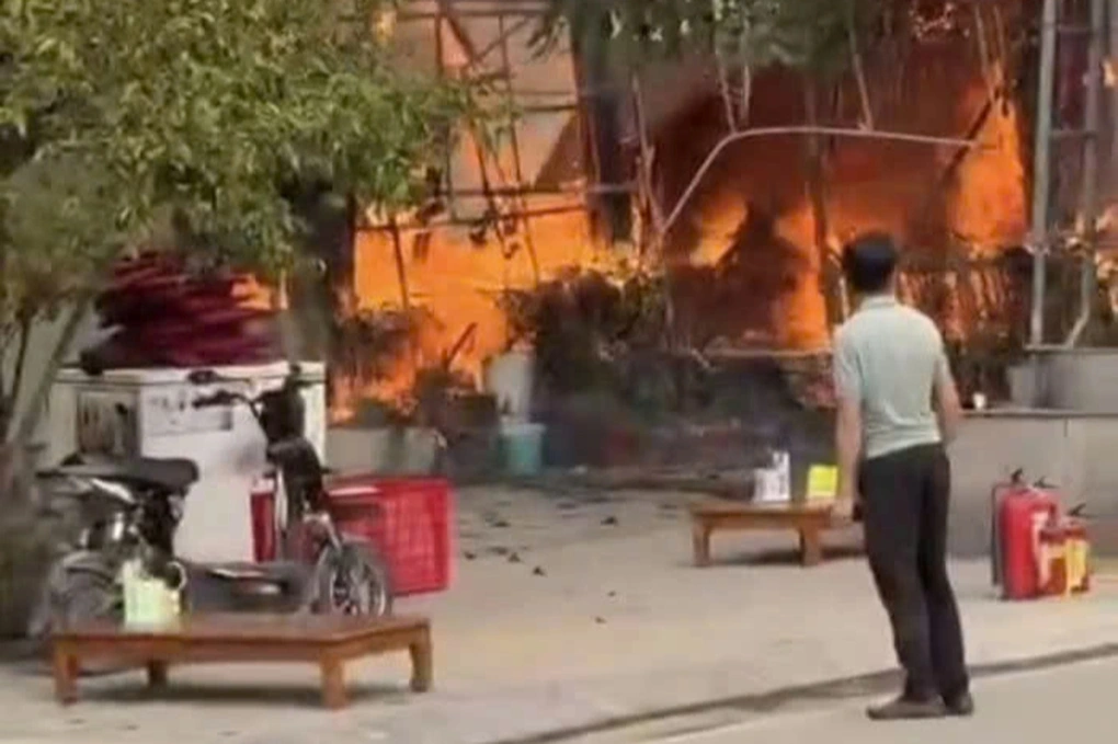 Ngọn lửa thiêu rụi quán thịt chó (Ảnh: Cắt từ clip).