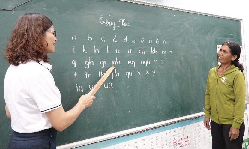 Xóa mù chữ trong giai đoạn mới: Không để ai bị bỏ lại phía sau 1 Các đơn vị cần tăng cường công tác quản lý, chỉ đạo, tổ chức thực hiện và kiểm tra việc thực hiện công tác xóa mù chữ. Ảnh: Mộc Trà.