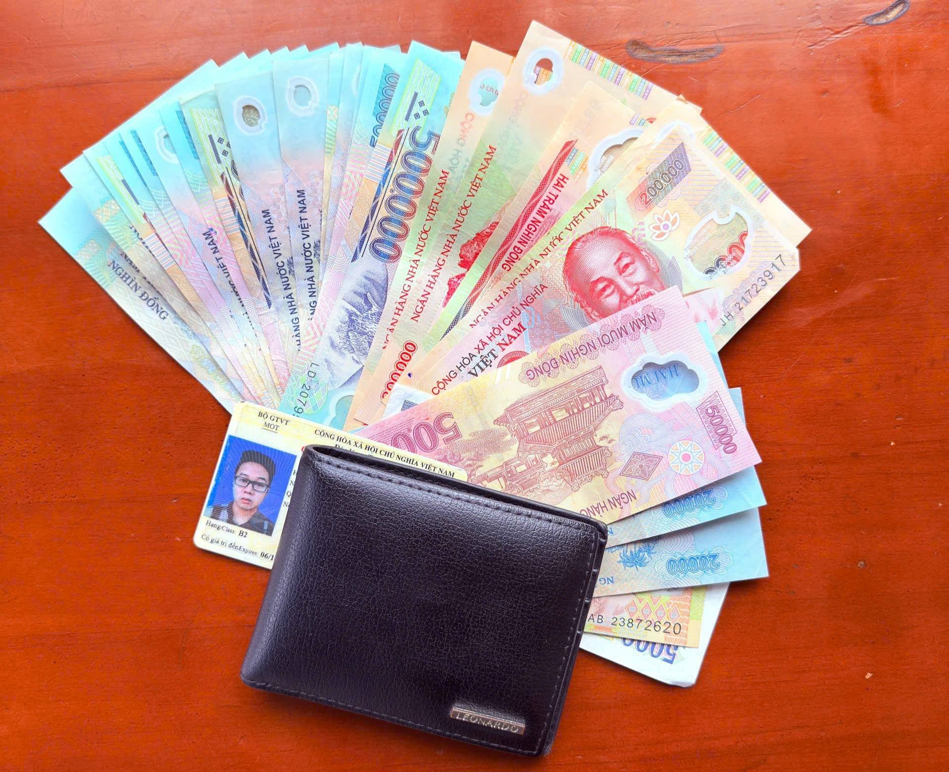 Công an phường Yên Bái biểu dương việc làm tốt, trả lại tài sản cho người đánh rơi 2 gen h D2 287001 1