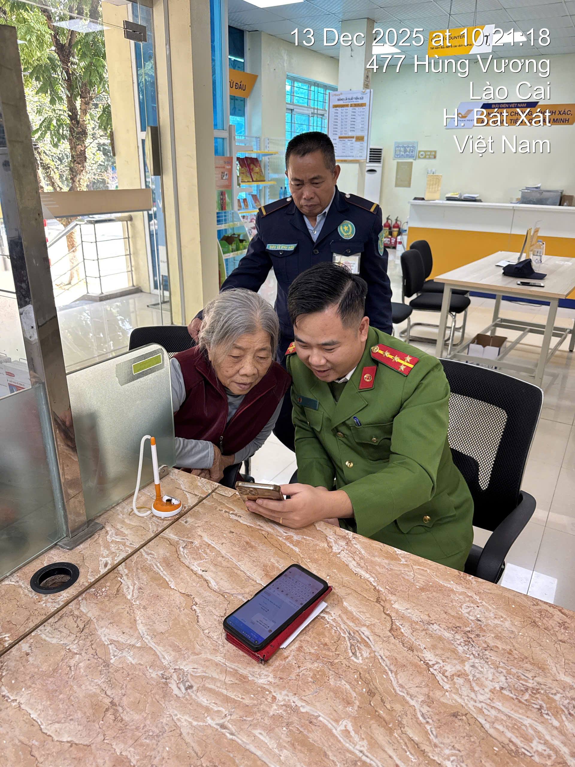 Cảnh giác trước “việc nhẹ, lãi cao”: Công an xã Bát Xát kịp thời ngăn chặn vụ việc có dấu hiệu lừa đảo 1 gen h D2 649707