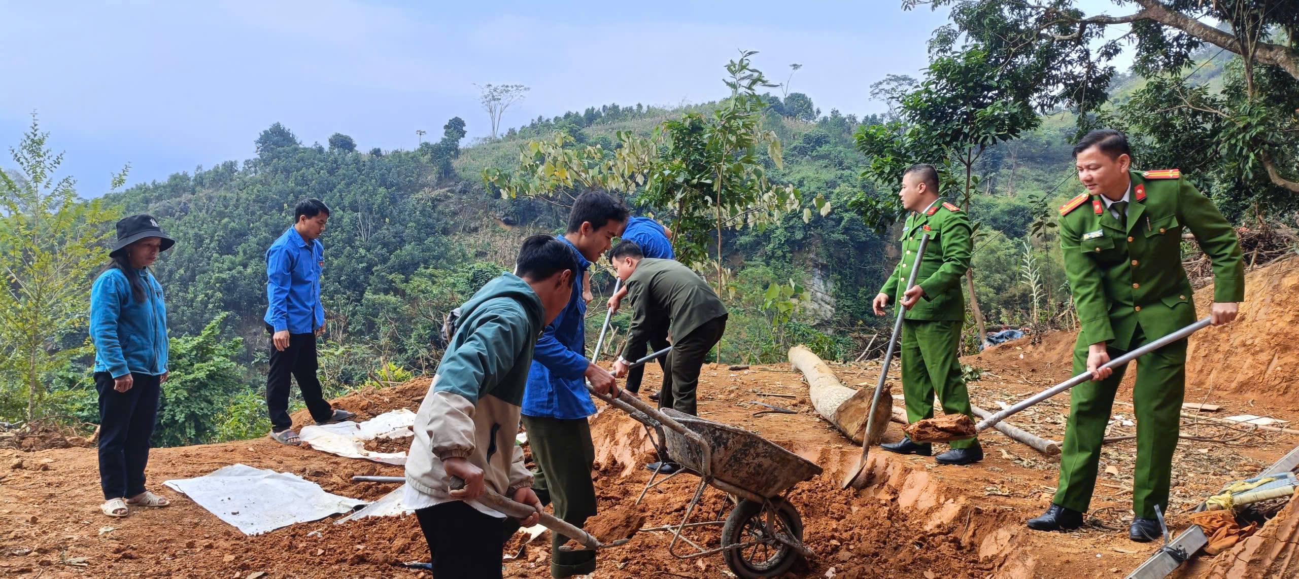 Công an xã Văn Chấn chung tay xóa nhà tạm, lan tỏa nghĩa tình mùa đông vùng cao 2 gen h N2 749891