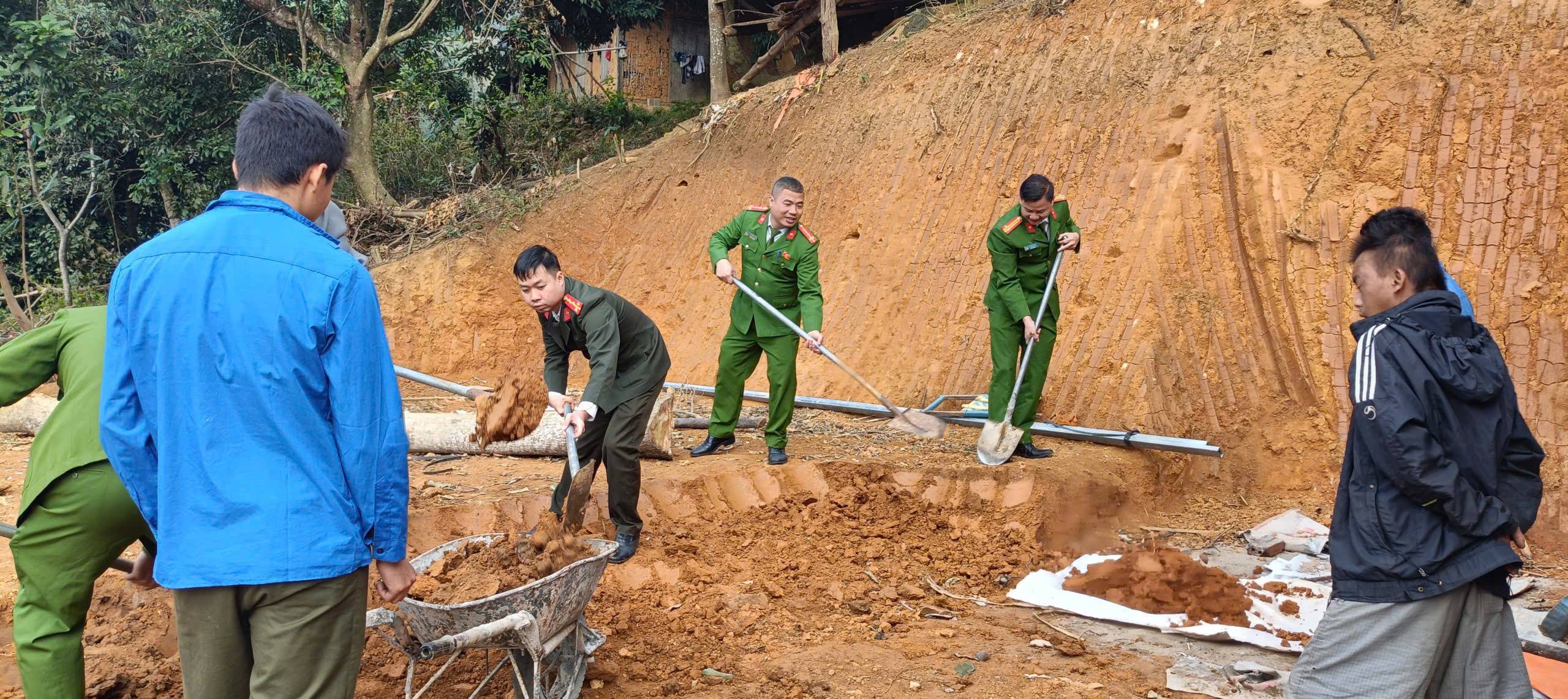 Công an xã Văn Chấn chung tay xóa nhà tạm, lan tỏa nghĩa tình mùa đông vùng cao 3 gen h N3 941640
