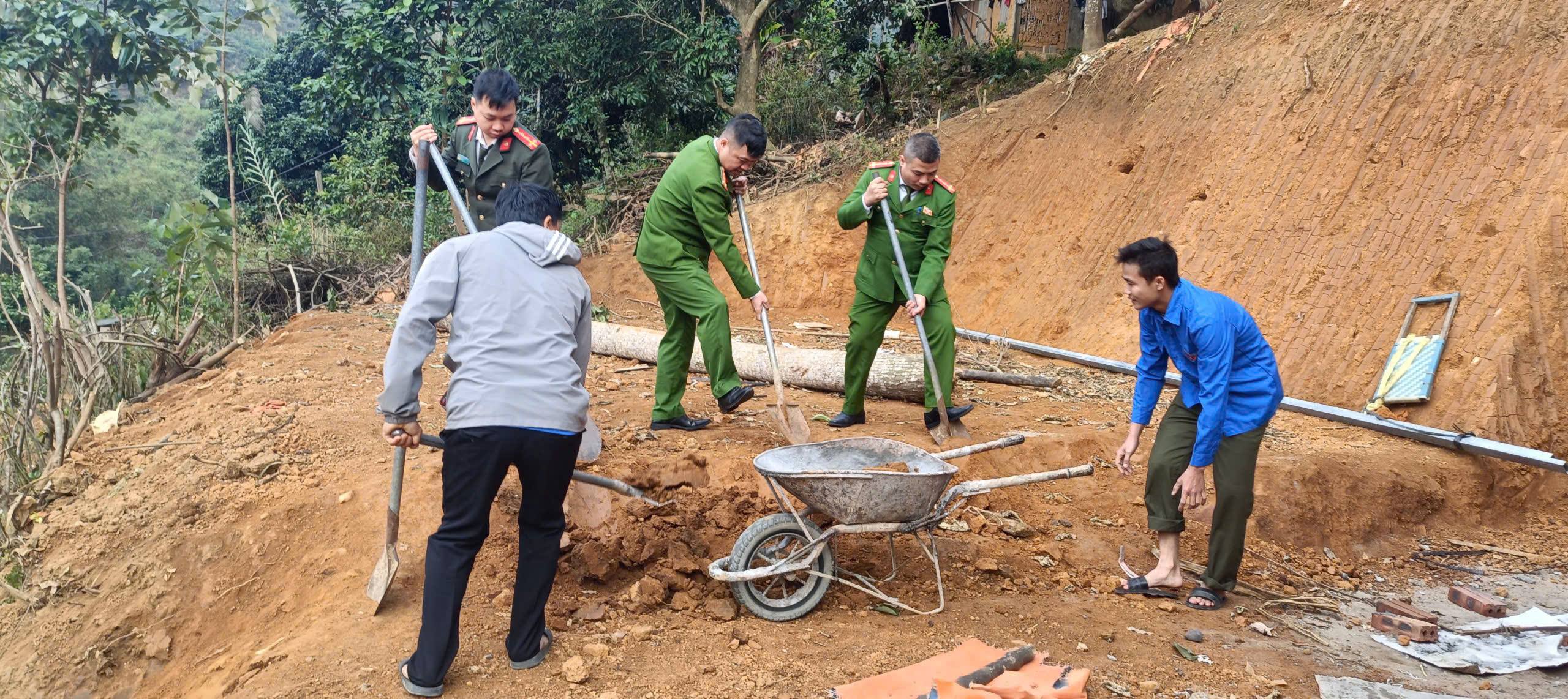 Công an xã Văn Chấn chung tay xóa nhà tạm, lan tỏa nghĩa tình mùa đông vùng cao 4 gen h N4 318747