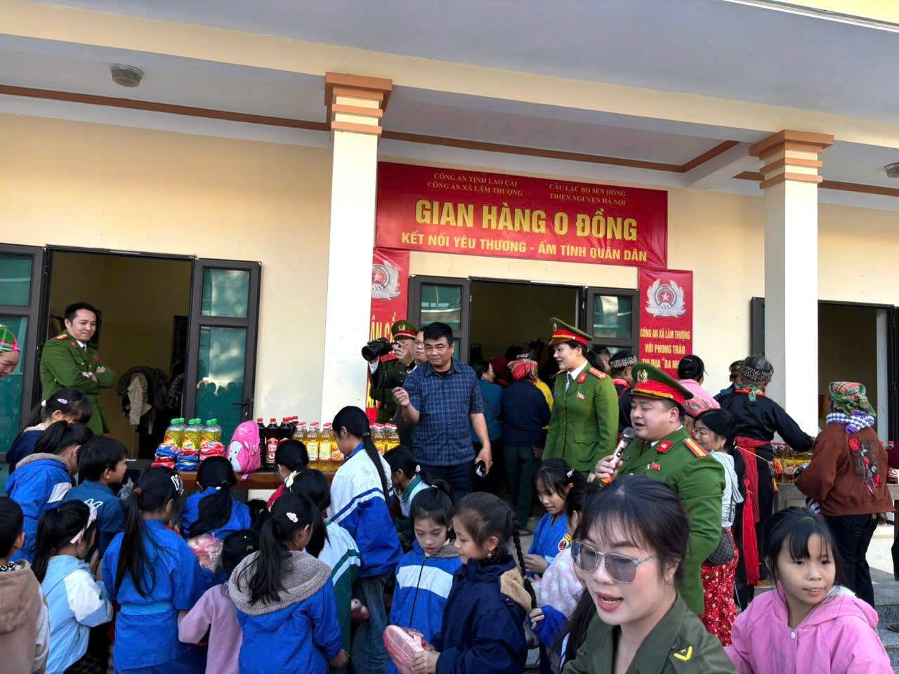 “Gian hàng 0 đồng” ở Lâm Thượng: Ấm tình vùng cao, lan tỏa nghĩa đồng bào 6 gen h z7274359877248 0ed3b1f02a4eebe3cb83fa2e3c6251bc