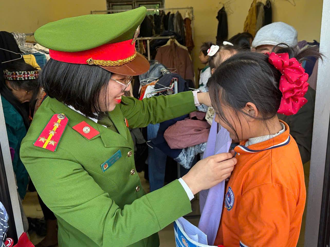 “Gian hàng 0 đồng” ở Lâm Thượng: Ấm tình vùng cao, lan tỏa nghĩa đồng bào 5 gen h z7274359880132 d78724f71399c552fbbabd13ac1d6ba5