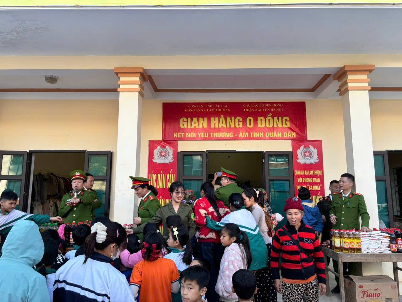 “Gian hàng 0 đồng” ở Lâm Thượng: Ấm tình vùng cao, lan tỏa nghĩa đồng bào 4 gen h z7274359881555 8c3e1d5d6e73e578b32bdb13f248022b