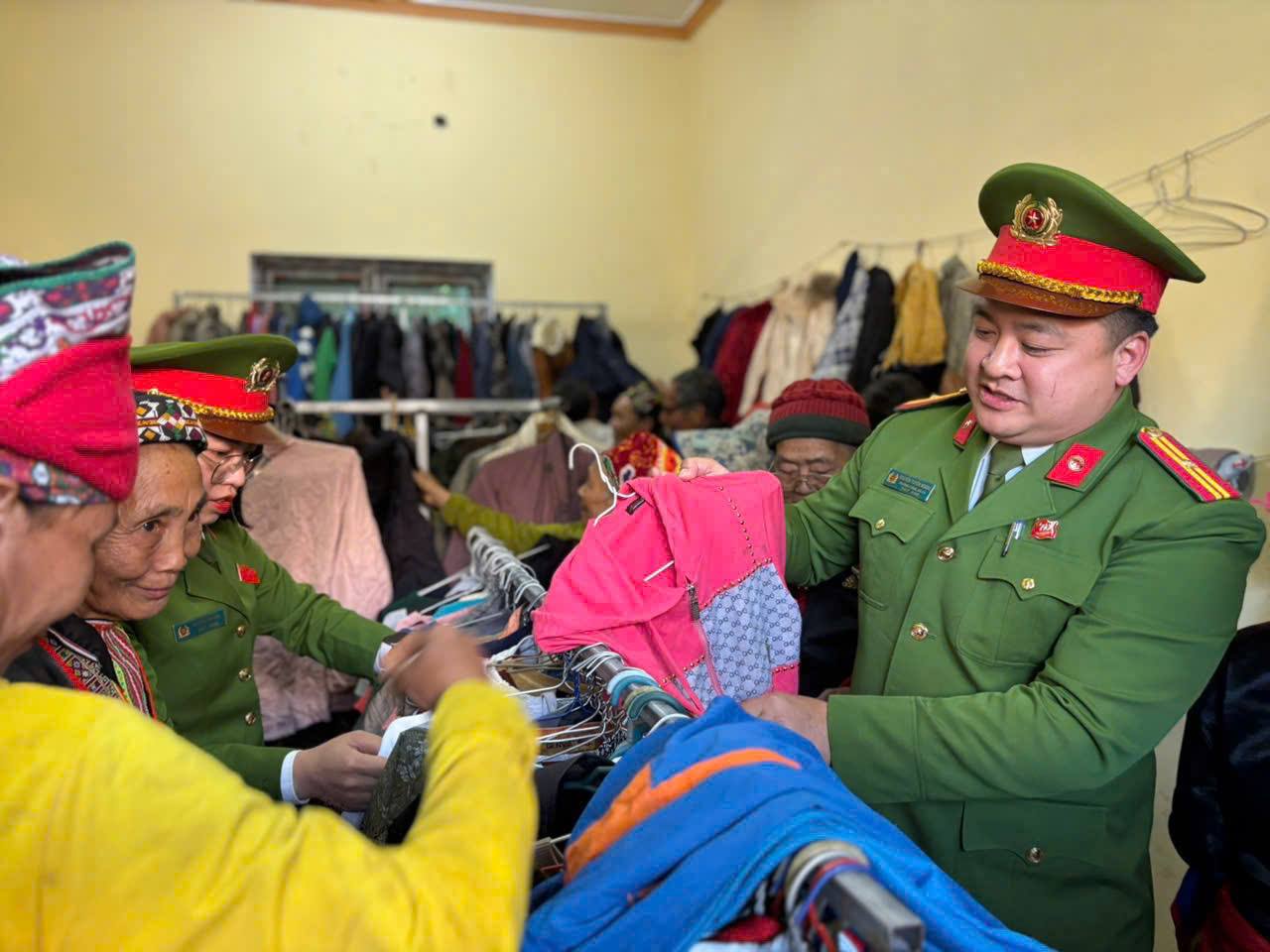 “Gian hàng 0 đồng” ở Lâm Thượng: Ấm tình vùng cao, lan tỏa nghĩa đồng bào 3 gen h z7274359891079 448c5bde451837e472b86b43e78c38d5