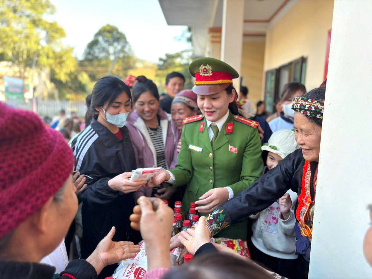 “Gian hàng 0 đồng” ở Lâm Thượng: Ấm tình vùng cao, lan tỏa nghĩa đồng bào 2 gen h z7274359894549 45b9daf75b9c7052dbe5cd66c7d6d961