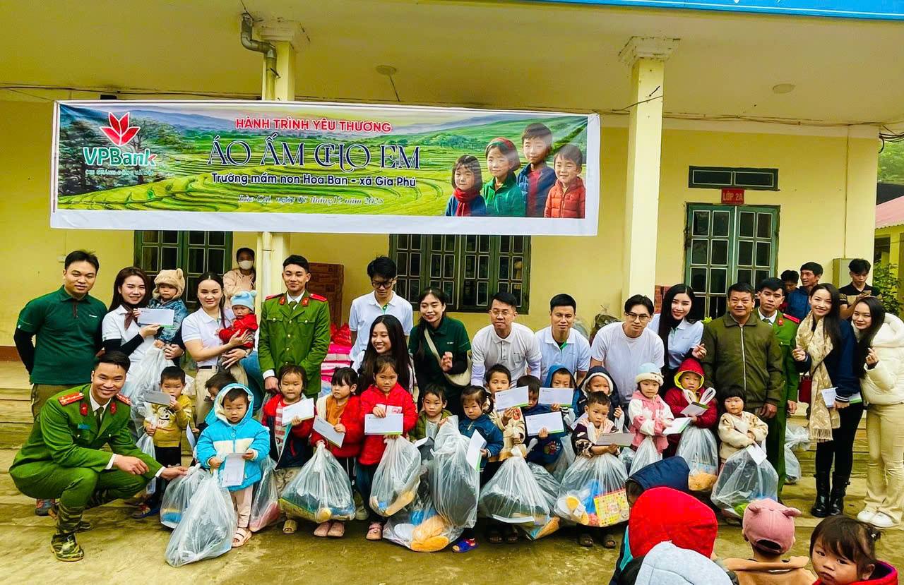 Công an xã Gia Phú phối hợp tổ chức chương trình “Hành trình yêu thương - áo ấm cho em” tại thôn vùng cao khó khăn 3 gen h z7304164143556 dcad06e8ea7d1100b245abfb0cc0c9d8
