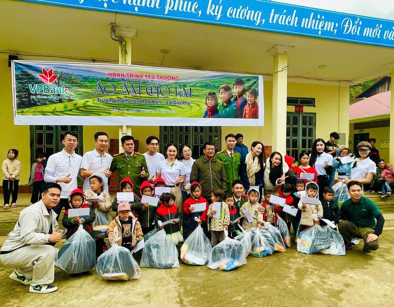 Công an xã Gia Phú phối hợp tổ chức chương trình “Hành trình yêu thương - áo ấm cho em” tại thôn vùng cao khó khăn 2 gen h z7304164152706 0390ae861e20db2cfb46c39c7327d226