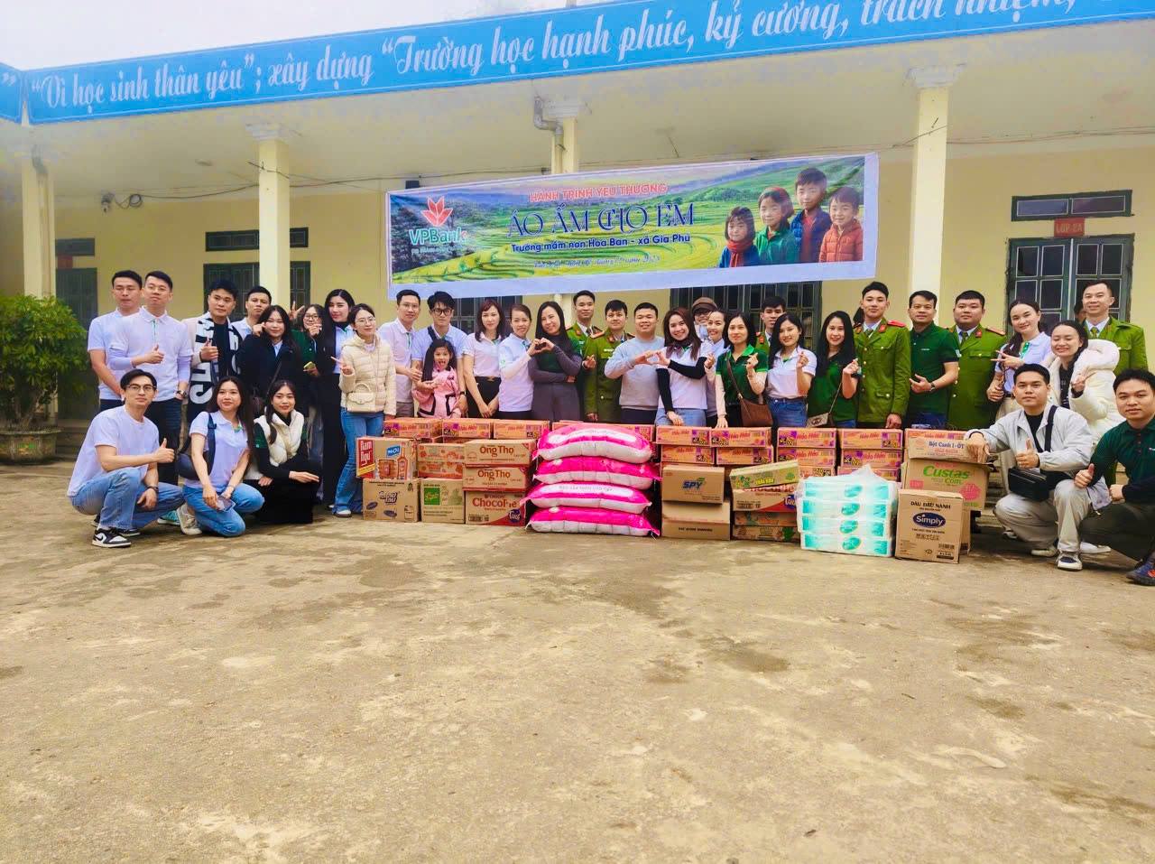 Công an xã Gia Phú phối hợp tổ chức chương trình “Hành trình yêu thương - áo ấm cho em” tại thôn vùng cao khó khăn 1 gen h z7304164154861 8a59a60de2b93aeeac91fa39d7e23de3