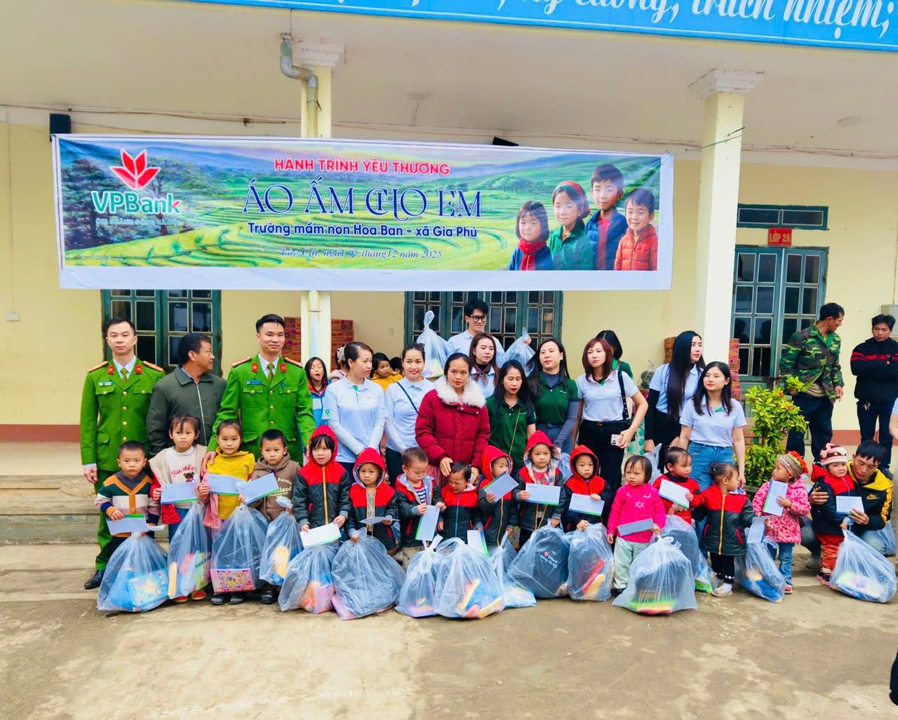 Công an xã Gia Phú phối hợp tổ chức chương trình “Hành trình yêu thương - áo ấm cho em” tại thôn vùng cao khó khăn 5 gen h z7304164875329 0fb085b027264e55b54937a2aa8bb47d