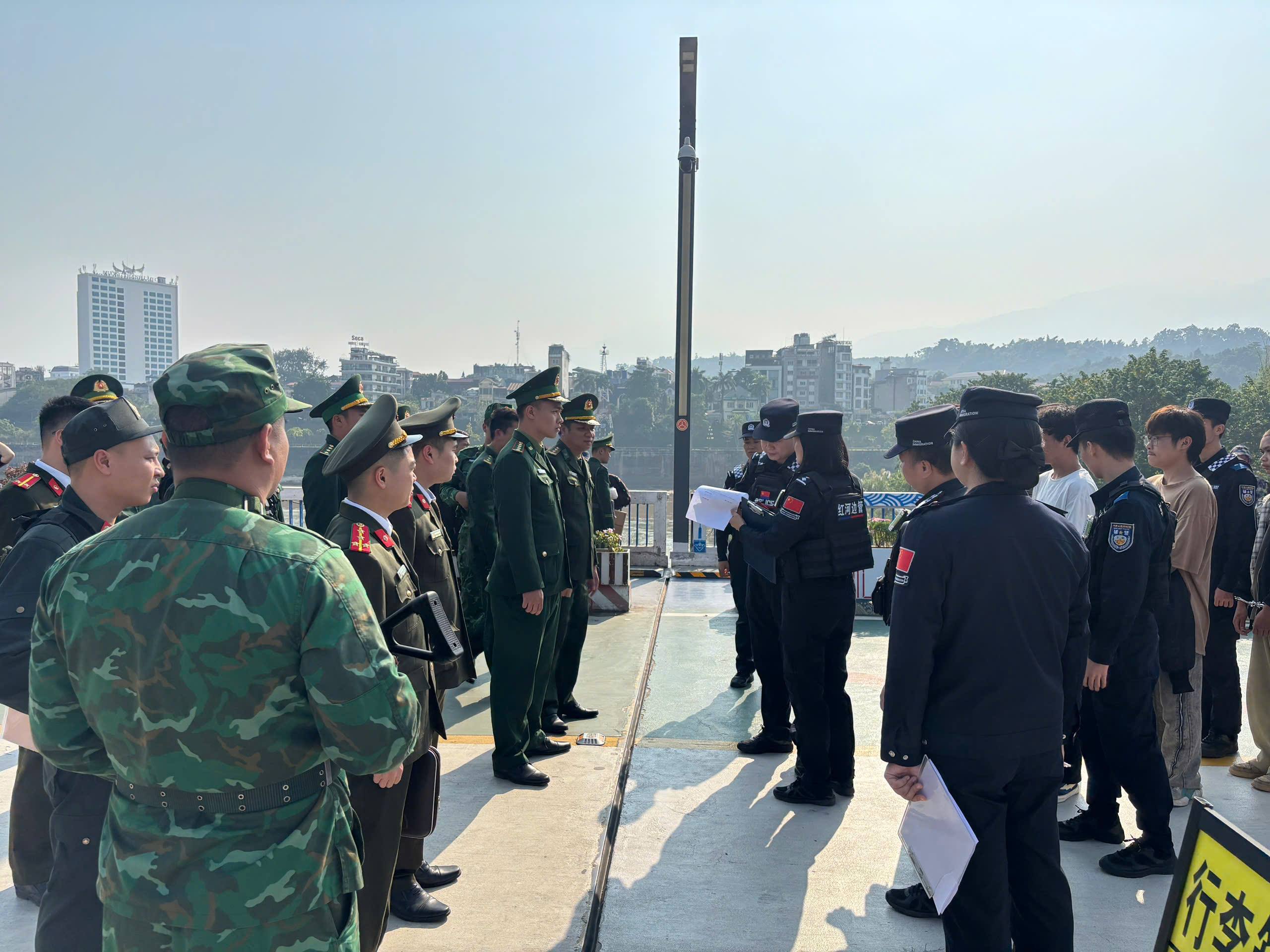 Ngăn chặn từ sớm, trục xuất kịp thời 7 đối tượng nhập cảnh trái phép qua biên giới Lào Cai 4 gen o z7301013360218 3243ff8cf0f9a63e12d3ddf46dea7eb2