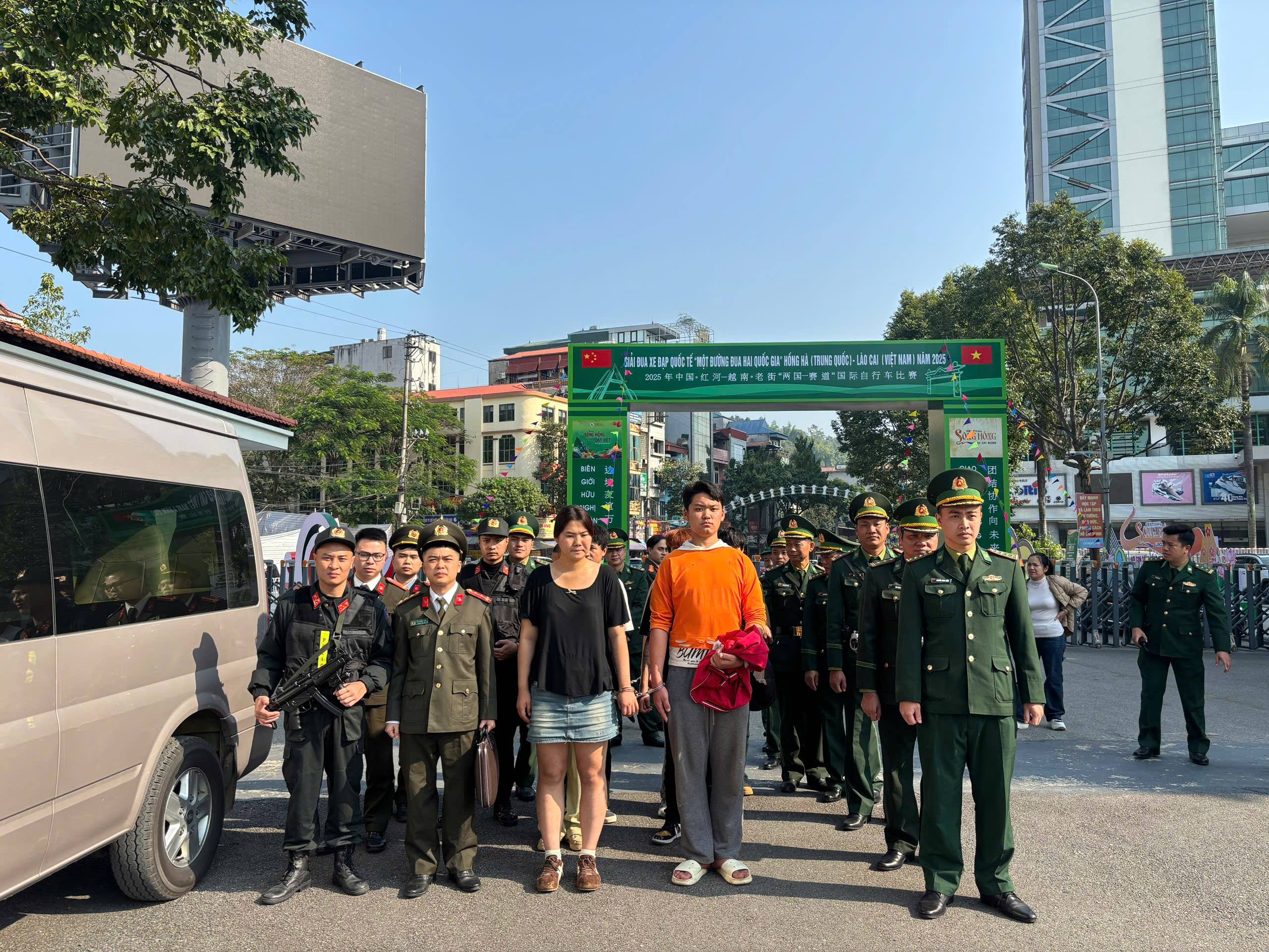 Ngăn chặn từ sớm, trục xuất kịp thời 7 đối tượng nhập cảnh trái phép qua biên giới Lào Cai 1 gen o z7301013365241 a61c4538e360eaac08f429c308b76bcb