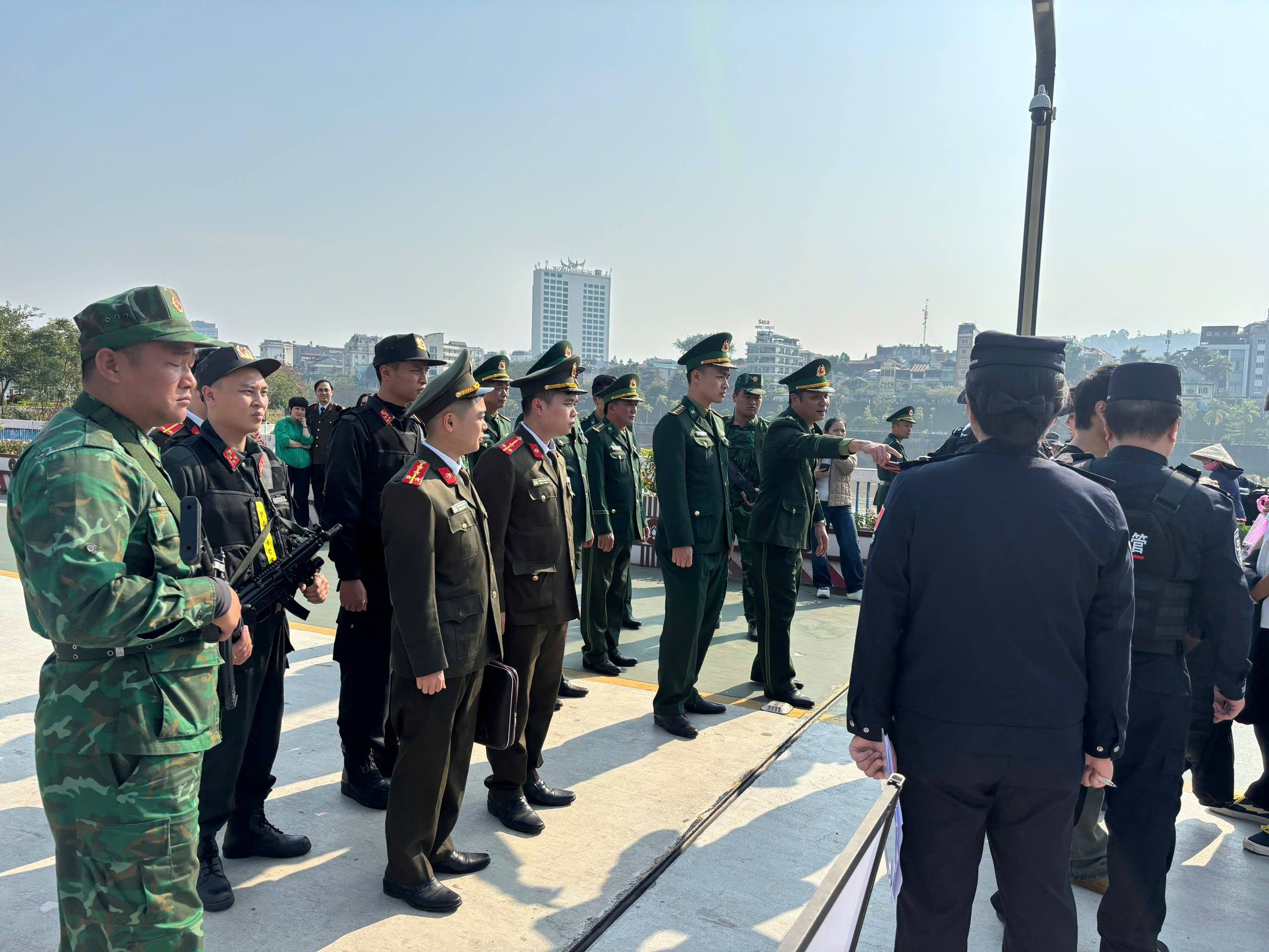 Ngăn chặn từ sớm, trục xuất kịp thời 7 đối tượng nhập cảnh trái phép qua biên giới Lào Cai 5 gen o z7301013370608 6596b43b5a962e0e5f0a5f60a5da06a4