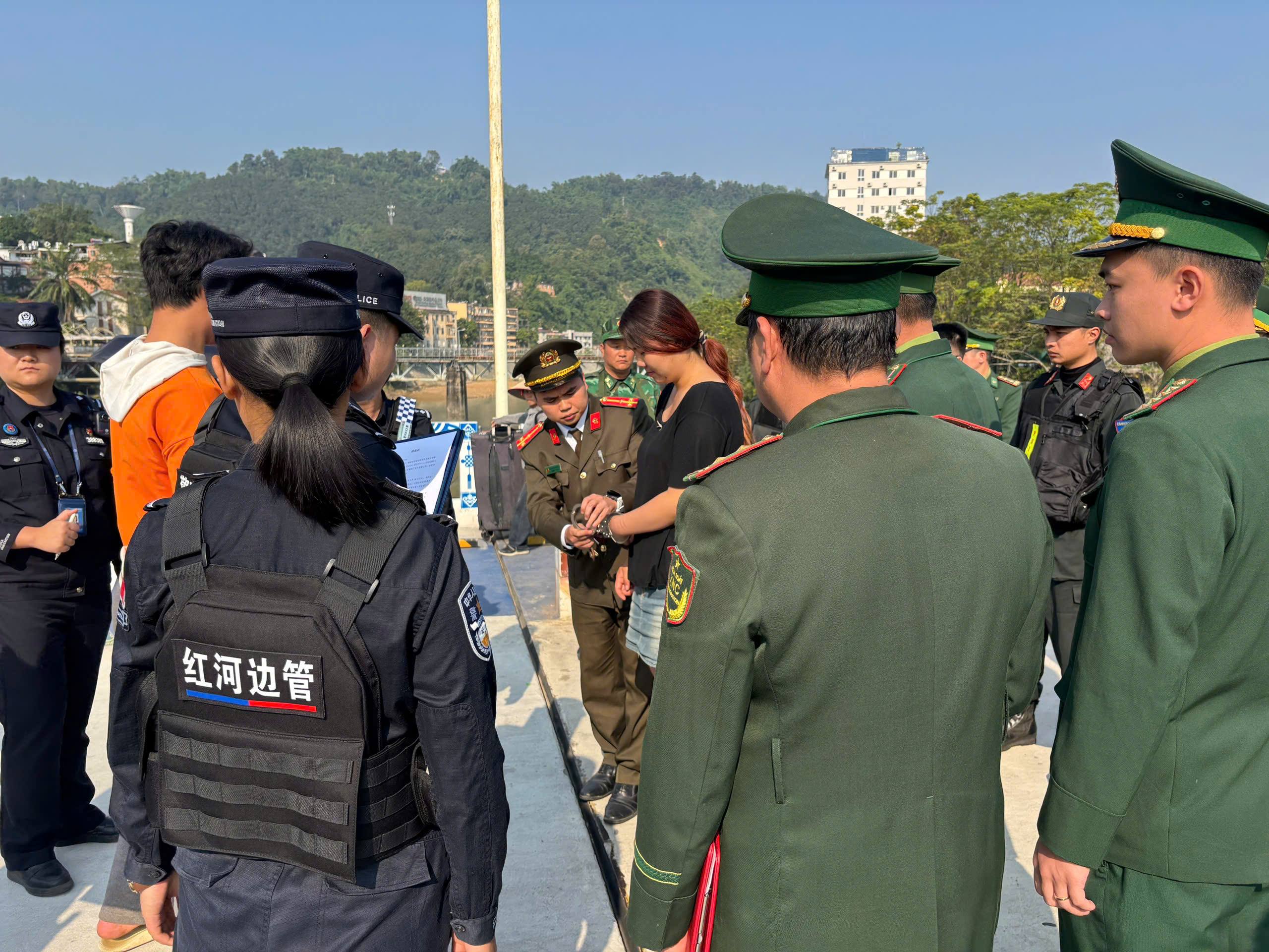 Ngăn chặn từ sớm, trục xuất kịp thời 7 đối tượng nhập cảnh trái phép qua biên giới Lào Cai 3 gen o z7301013377668 7d1b423649274248ac97c72234a76323