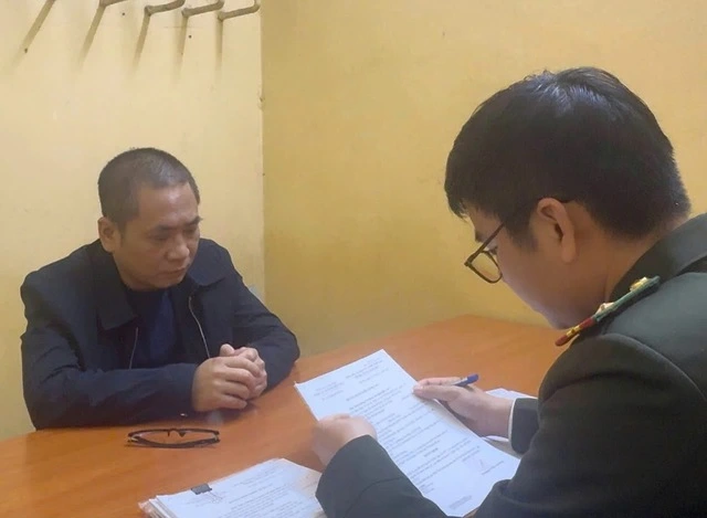 Khởi Tố Hiệu Trưởng Trường Cao Đẳng Du Lịch Hà Nội Liên Quan Sai Phạm Tiền Hỗ Trợ A80 Của Sinh Viên 2 Bị can Nguyễn Tuấn Ngọc ẢNH: CÔNG AN HÀ NỘI