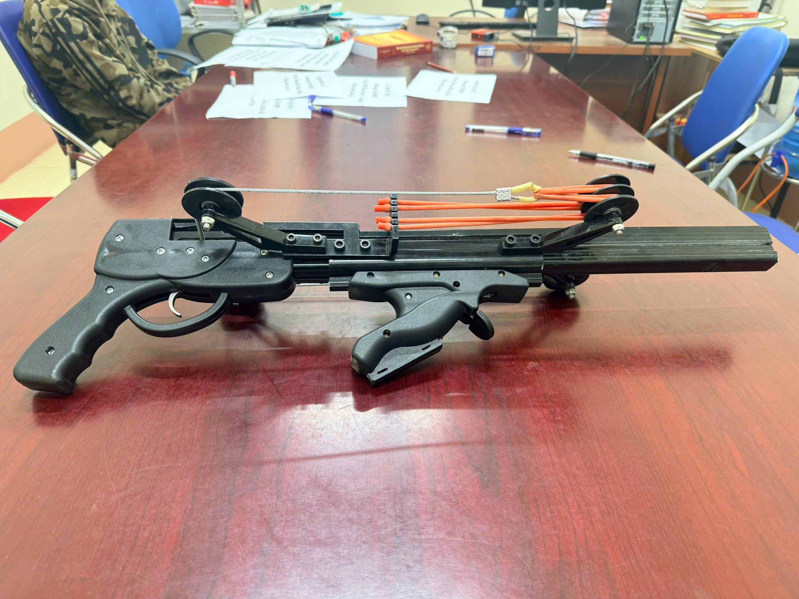 Công an xã Bảo Hà xử lý nhóm thanh thiếu niên tụ tập gây mất trật tự, sử dụng súng cao su quay clip đăng mạng xã hội 3 khau sung cao su ban dan bi sat gan den laser Tu cam quay clip dang len mang xa hoi