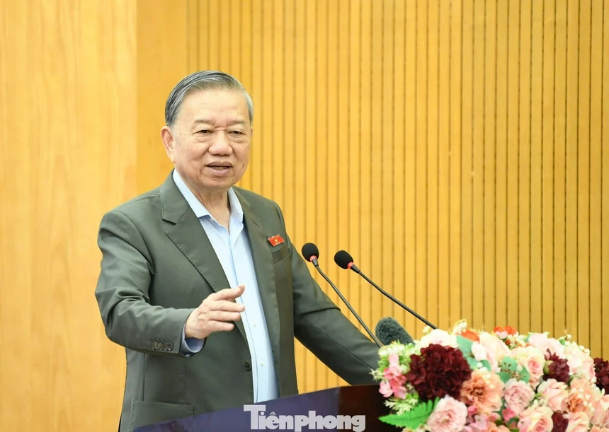 Tổng Bí thư yêu cầu kiểm tra việc trường học phát sinh nhiều khoản thu 1 Tổng Bí thư Tô Lâm trao đổi với cử tri. Ảnh: Như Ý.