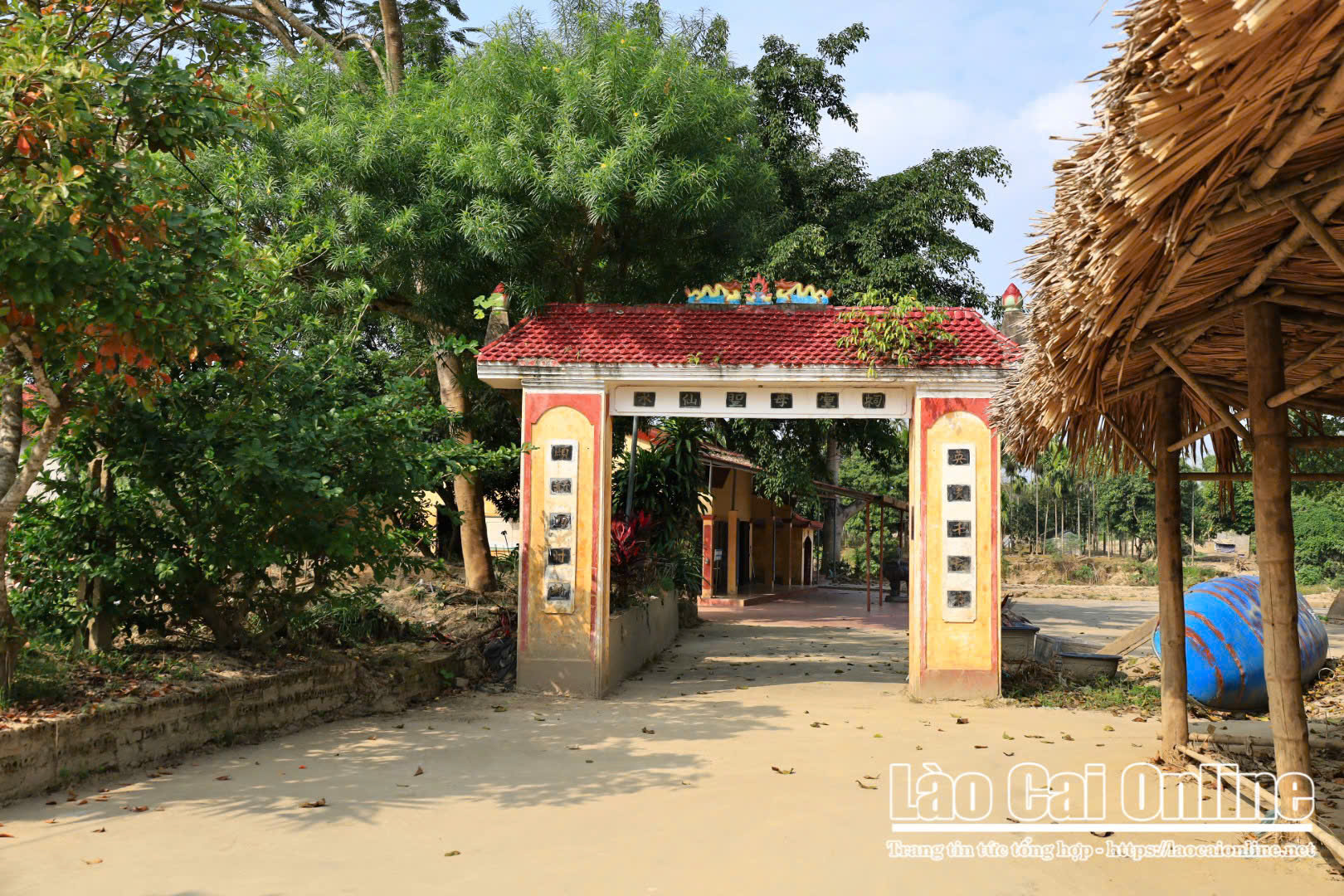 Đền Bà Áo Trắng – điểm tựa tâm linh bên ngã ba sông 1 z7308892198673 62bef72d183f58704e93a82d0cc19d0c