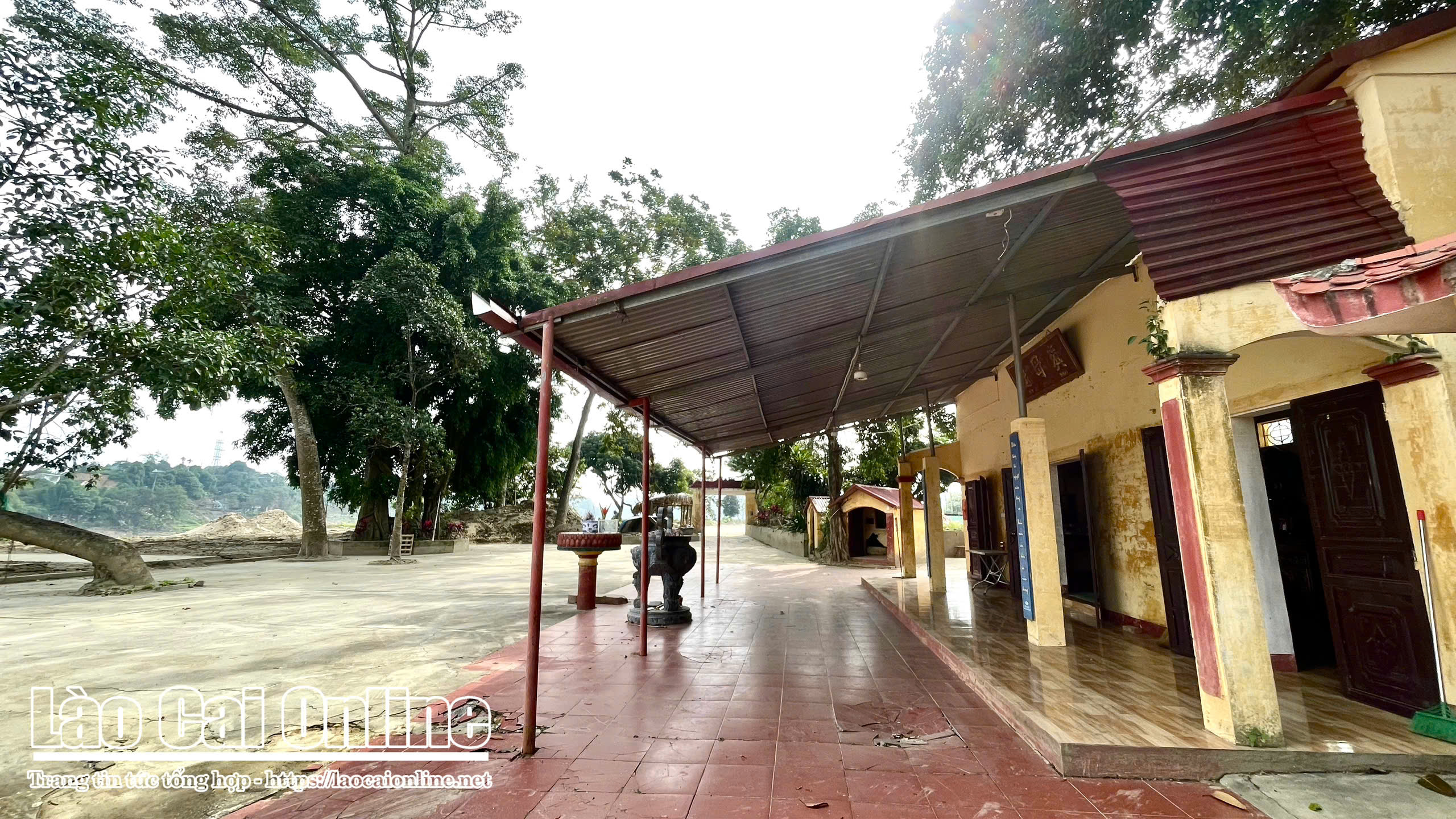 Đền Bà Áo Trắng – điểm tựa tâm linh bên ngã ba sông 5 z7308944401426 9d2b9ad9428ba9a701f2b90d325d1a89