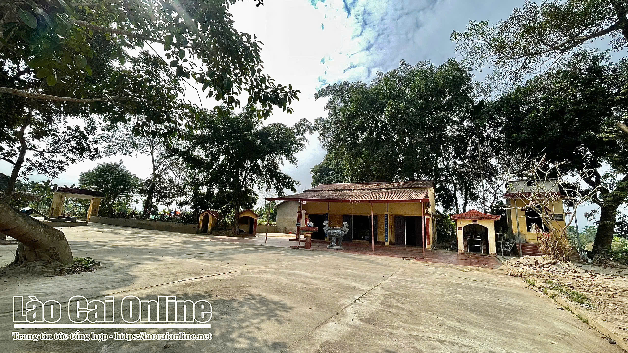 Đền Bà Áo Trắng – điểm tựa tâm linh bên ngã ba sông 4 z7308944422484 d23bfbf1a087f33c73f32b895e389d59