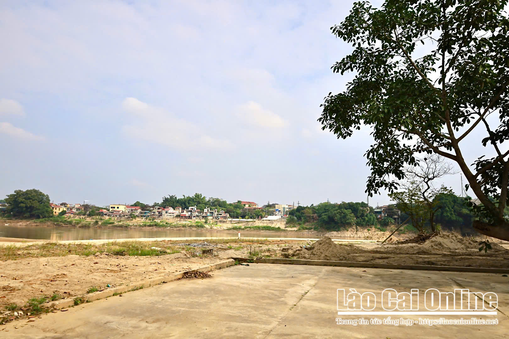 Đền Bà Áo Trắng – điểm tựa tâm linh bên ngã ba sông 18 z7308973568517 4543faa21b85072f68c45c1c136b5e70