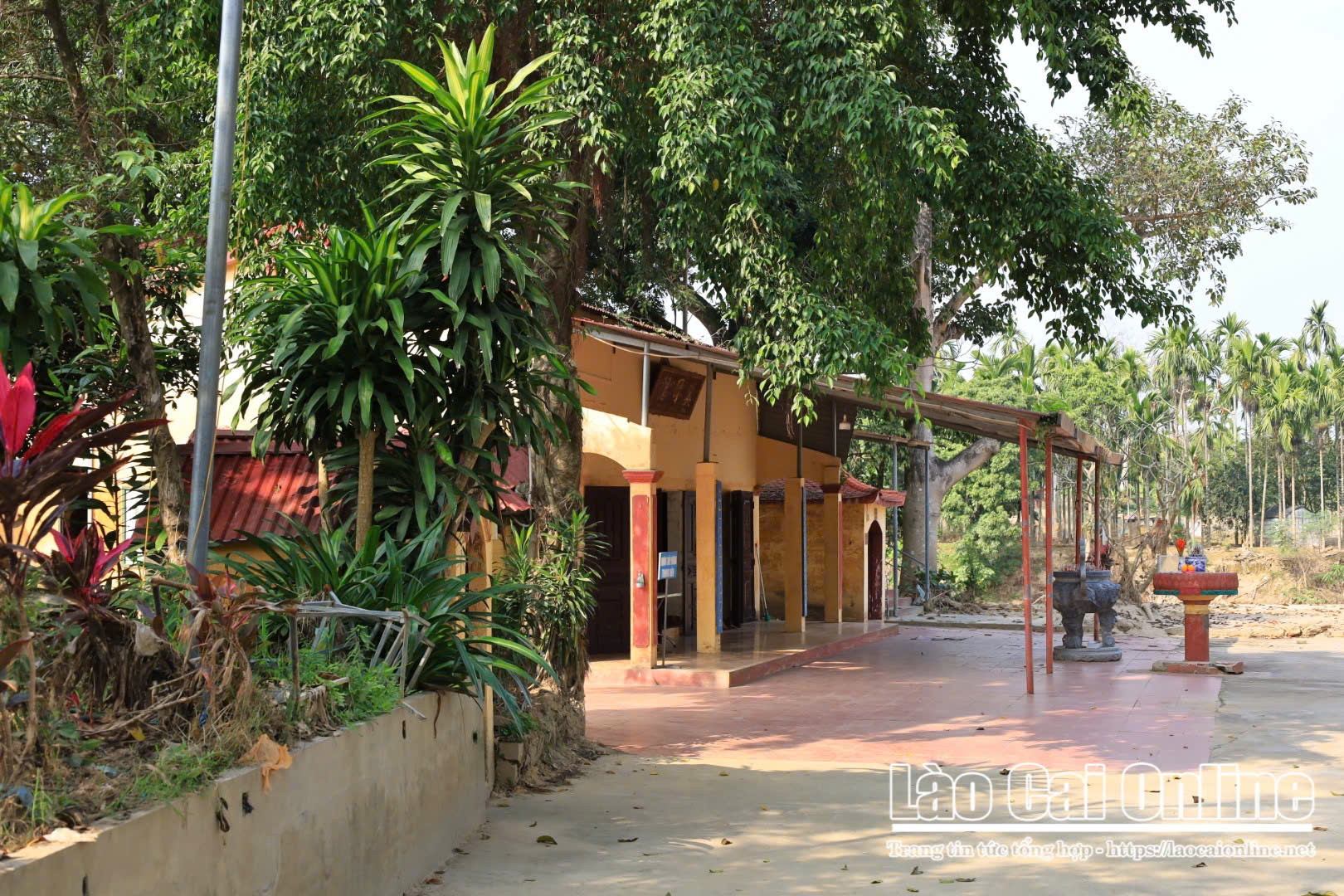 Đền Bà Áo Trắng – điểm tựa tâm linh bên ngã ba sông 20 z7309031562835 223c6ff26eebb0b3a42b31fa33a0d802