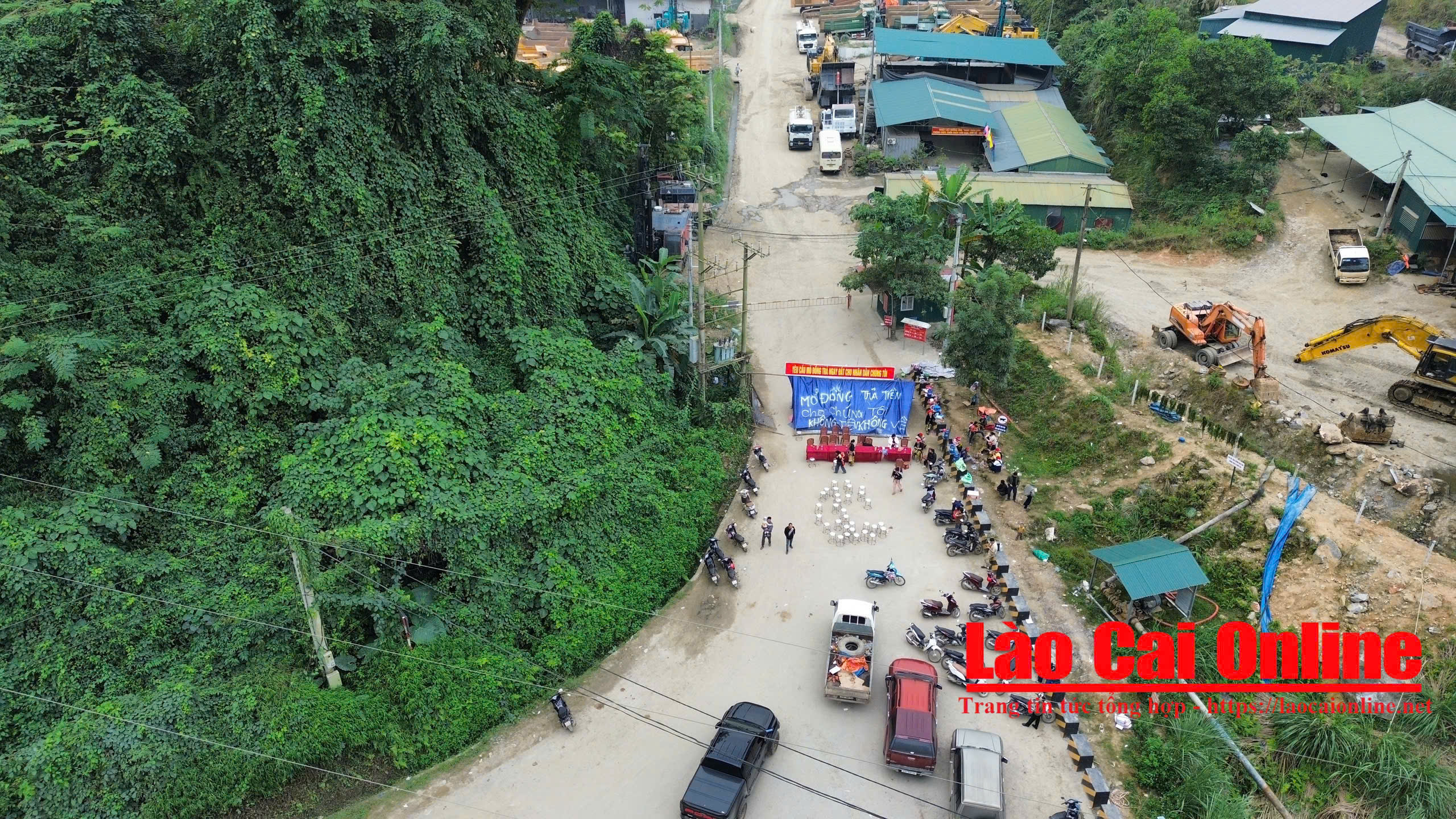 Người dân vẫn túc trực chặn lối vào mỏ đồng Tả Phời 1 Người dân tập trung tại lán trại dựng tạm trước cổng vào khu vực khai thác của mỏ đồng Tả Phời. Ảnh: Du Kỷ