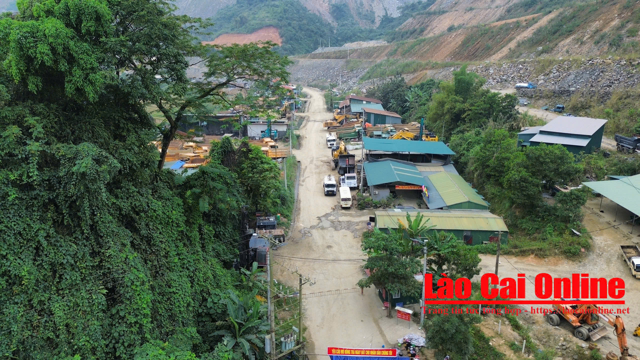 Người dân vẫn túc trực chặn lối vào mỏ đồng Tả Phời 2 Bên trong mỏ đồng, công nhân vẫn làm việc và ra vào bình thường, người dân chỉ dựng rào chắn, ngăn các phương tiện vận chuyển nguyên vật liệu ra vào khu vực mỏ.Ảnh Du Kỷ