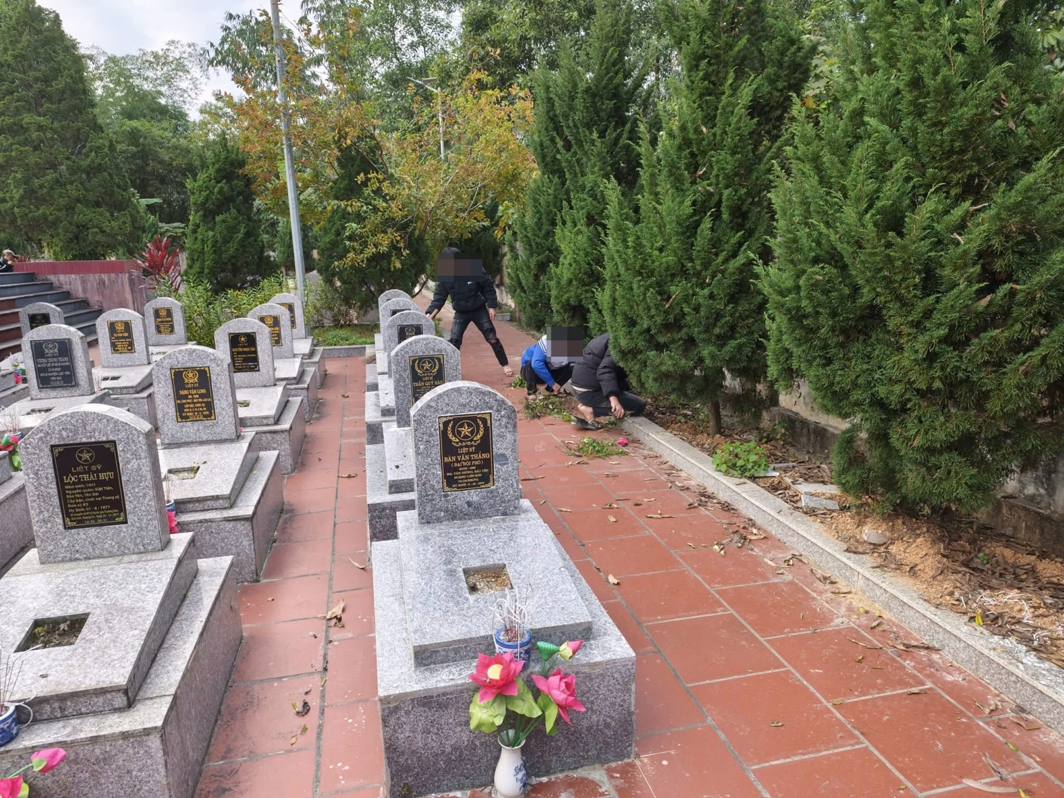 Công an xã Bảo Yên tổ chức hoạt động giáo dục truyền thống, đưa 13 học sinh “chưa ngoan” tham gia dọn dẹp nghĩa trang liệt sỹ 4 1A43588A FB55 4364 BE3C 91B7F1DEB8E9